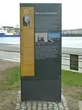 Die Stele an der Ecke Kiellinie/Koesterallee erinnert an Gustav Garbe