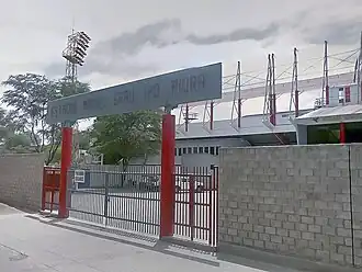 Westeingang des Estadio Miguel Grau