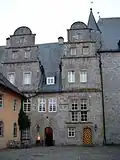 Der Innenhof der Burg mit Eingang zum Restaurant