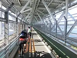 Rad- und Fußweg im Inneren der Brücke