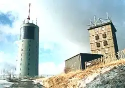 Die beiden Sendetürme (links hintereinander) und die verlassene Wetterstation