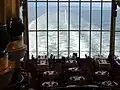 Hauptrestaurant mit großem Aussichtsfenster über dem Heck