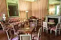 Salon mit Möbeln verschiedener Epochen