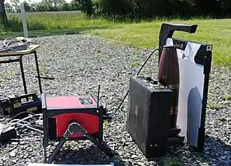 Ein mobiler Röntgengenerator und ein Flachpanelbilddetektor zur Untersuchung unbekannter Gegenstände