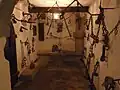 Keller mit zahlreichen Hand- und Fußeisen