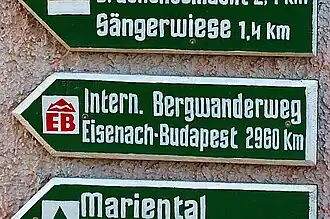 Ausgangspunkt des Wanderweges auf der Wartburg (mit fehlerhafter Kilometerangabe durch vertauschte Ziffern)