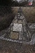 Denkmal aus zweckentfremdeten Grabsteinen