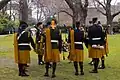 Mitglieder der Irish Air Corps Pipe Band mit Plaids auf den linken Schultern