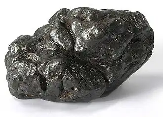Fragment des Nantan-Meteoriten, Größe: 7,9 × 4,2 × 3,9&nbsp;cm.[1]