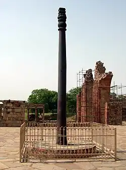 Die Chandragupta II. zugeschriebene, nicht rostende Eiserne Säule steht im Qutb-Komplex in Delhi.