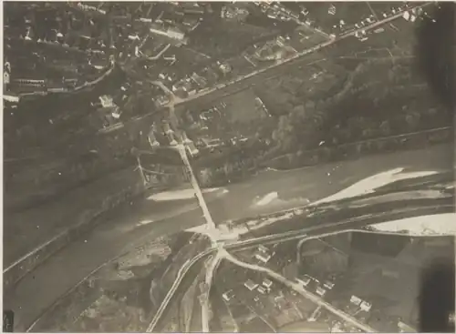 Luftaufnahme der Brücke und des Straßenzuges in Richtung Innenstadt mit dem Bahnübergang (1915)