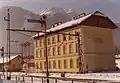 Bad Ischl Frachtenbahnhof, im Vordergrund ein stählernes Fahrleitungsjoch sowie ein Hauptsignal der Bauart k.k. Staatsbahn, im Hintergrund das Bergmassiv der Katrin (1979)