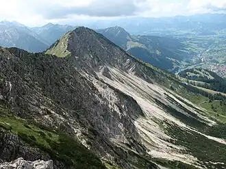 Iseler Nordflanke, durch die der Klettersteig führt (mit Bad Hindelang)