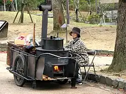 Ishi-Yakiimo-Verkäuferin in Nara (Japan)