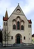 Die Giebelseite mit Hauptportal