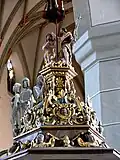 Bekrönung des Taufsteins