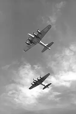 Zwei israelische B-17 Flying Fortress Bomber der 69. Staffel „Hammers“ von Tel Nof im Jahr 1953 – die Staffel zog 1991 zur Chazerim Airbase um
