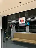 Hinweisschild mit der Bitte, sich so hinzusetzen, dass andere Fahrgäste nicht gestört werden, hier allerdings bei den S-Bahn-artigen İstanbul Banliyö Trenleri