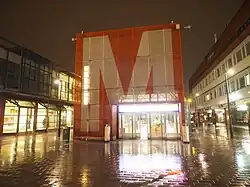 Itäkeskus/Östra centrum, Helsinki (1982): Ins Monumentale vergrößertes Systemlogo als halbdurchlässige Hauptfassade