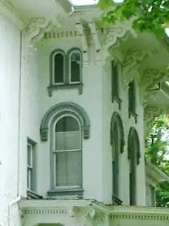 Hohe, schmale Fenster, häufig mit Rundbogen