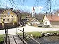 Ortsmitte mit Fluss und Blick auf die Kirche