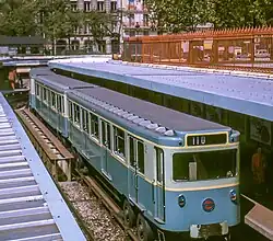 Ein MP 59 kurz nach der Auslieferung im Jahr 1964 an der Station Bastille der Linie 1. Der Wagen trägt noch das ursprüngliche Farbschema der RATP.