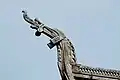 Drachenkopf auf einem Giebel.