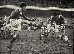 Jack Kyle (links) 1951 im Spiel gegen Wales