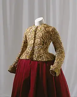 Besticktes Wams, „ca. 1616“. Der Damenrock ist eine moderne Ergänzung im Stil der Zeit; es fehlen Kragen und Manschetten. (Metropolitan Museum of Arts, New York)