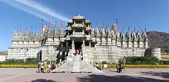 Adinatha-Tempel. Hauptzugang im Westen