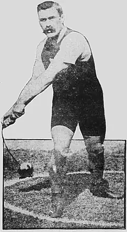 James Mitchel, Sechster im Diskuswurf, Fünfter im Hammerwurf, Dritter im Gewichtwurf – hier in einer Aufnahme von&nbsp;1906