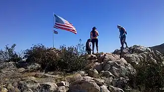 Gipfel mit Flagge auf dem südlichen Rücken