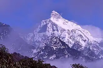 Jannu von Westen, einem Pass zwischen Olung und Gyalbla