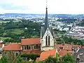 Blick auf La Tour-en-Jarez mit der Kirche Saint-Julien