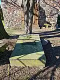 Grabstein vor der Kirche