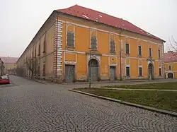 ehem. Artillerie Zeughaus in Josefstadt (2015 noch existent) Koordinate 50°&nbsp;20′&nbsp;22″&nbsp;N, 15°&nbsp;55′&nbsp;40″&nbsp;O50.33944444444415.927777777778