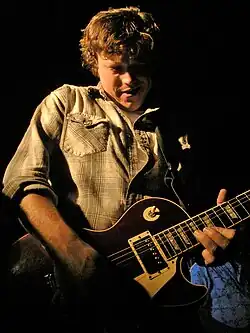 Jason Isbell 2005 auf einem Konzert in Tuscaloosa, Alabama