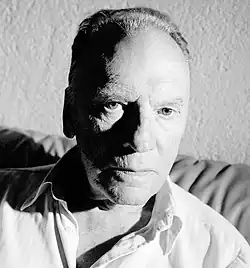 Grégory Gadebois leiht im Original dem Holzfäller seine Stimme, als Erzähler fungiert Jean-Louis Trintignant