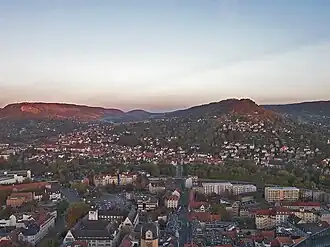Blick vom JenTower auf den Hausberg (rechts)