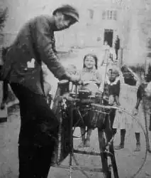 Jenischer Scherenschleifer in der Schweiz, um 1930