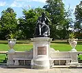 Sitzstatue von Edward Jenner im Kensington Gardens, London, von William Calder Marshall 1858. Ursprünglich stand sie am Trafalgar Square