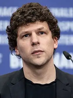 Jesse Eisenberg und Riley Keough sind im Film als zwei „Sasquatches“ zu sehen