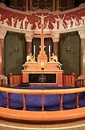 Altar und darüber ein Teil des Märtyrer-Frieses
