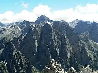 Maja Jezerce im Hintergrund