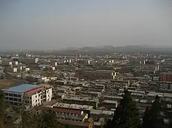 Panoramablick über Jiaxiang in Farbe von einen erhöhten Platz aufgenommen.