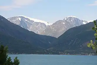 Jiehkkevárri (links), der höchste Berg der Lyngenalpen
