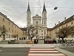 Jodok-Fink-Platz (zwischen Nr. 43 und 45) mit Piaristenkirche, Mariensäule, Piaristen­kloster und -gymnasium