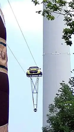 Ein Smart Roadster fährt ballastiert auf dem Doppel-Hochseil zum Stuttgarter Fernsehturm