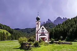 Die Kirche von Westen