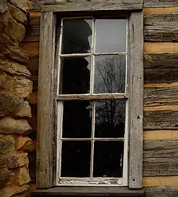 John Oliver Cabin: Fenster und Kamin